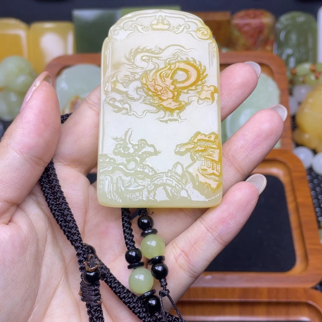 只****色昆仑山料龙牌吊坠