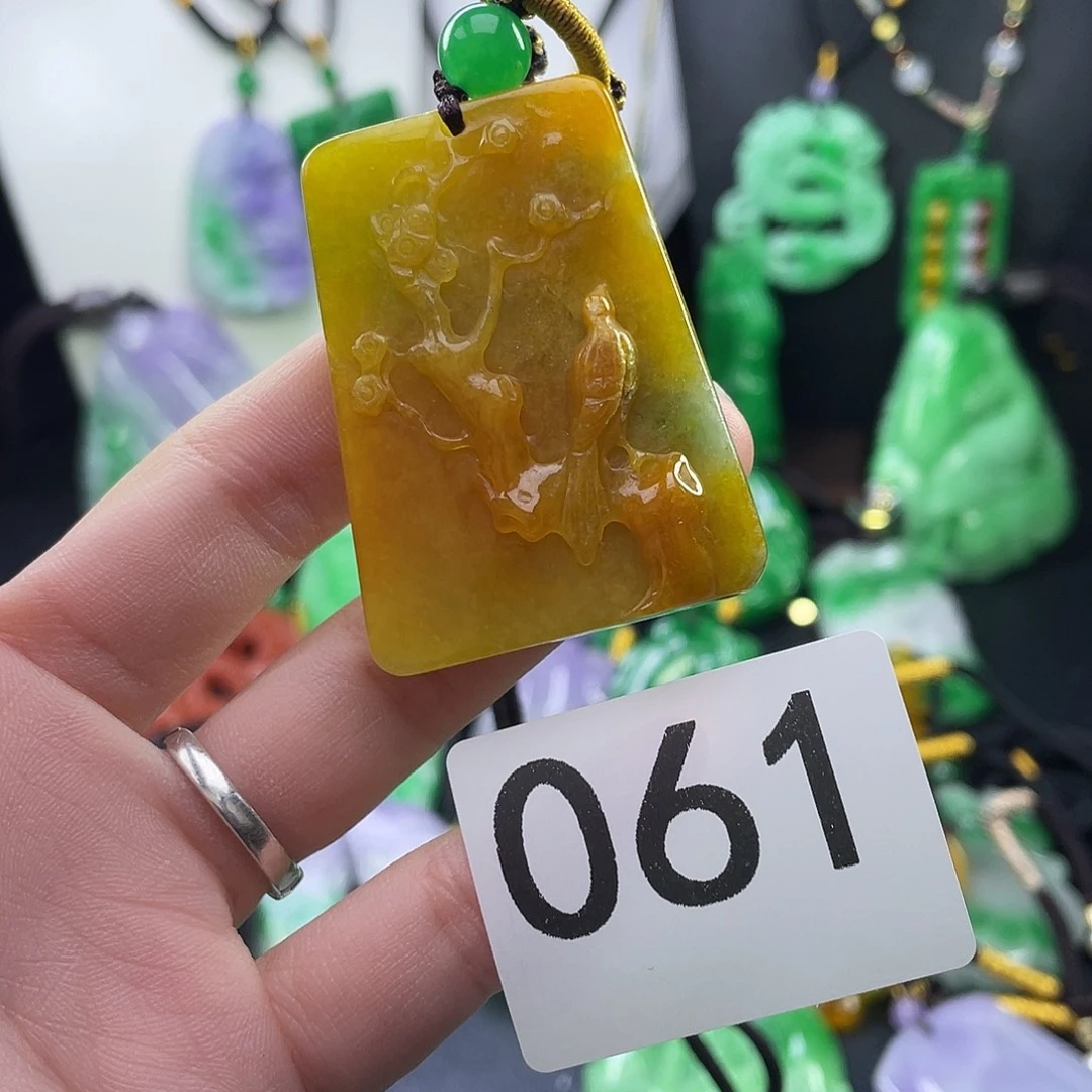 翡翠未镶嵌吊坠(赠链)