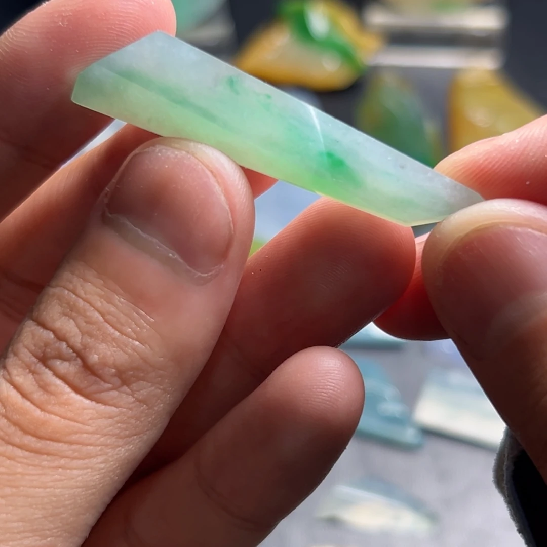 定制翡翠未镶嵌金丝阳绿吊坠料