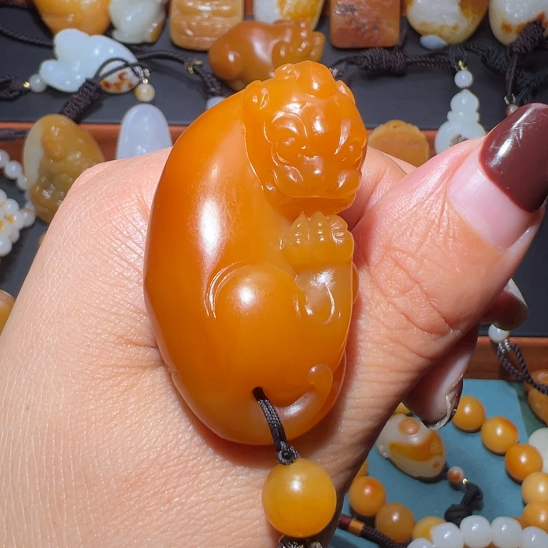 豆***爹和田玉未镶嵌颈饰