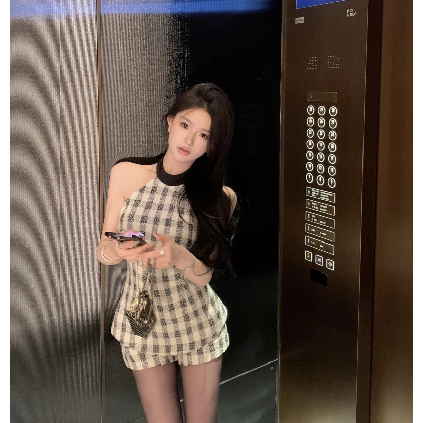 轻奢网红款小香套装格纹挂脖上衣短款两件套