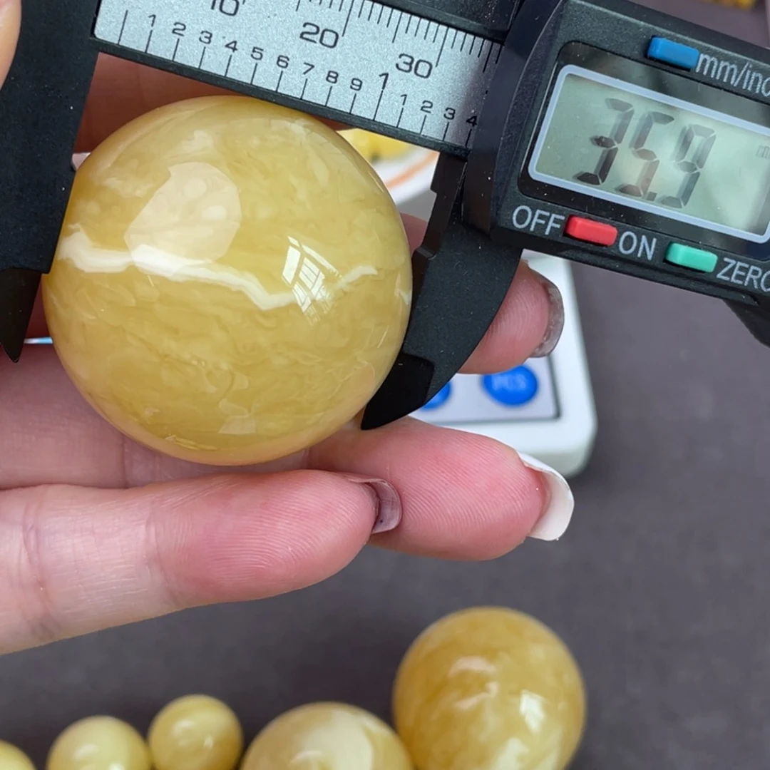 未镶嵌琥珀裸石微瑕590