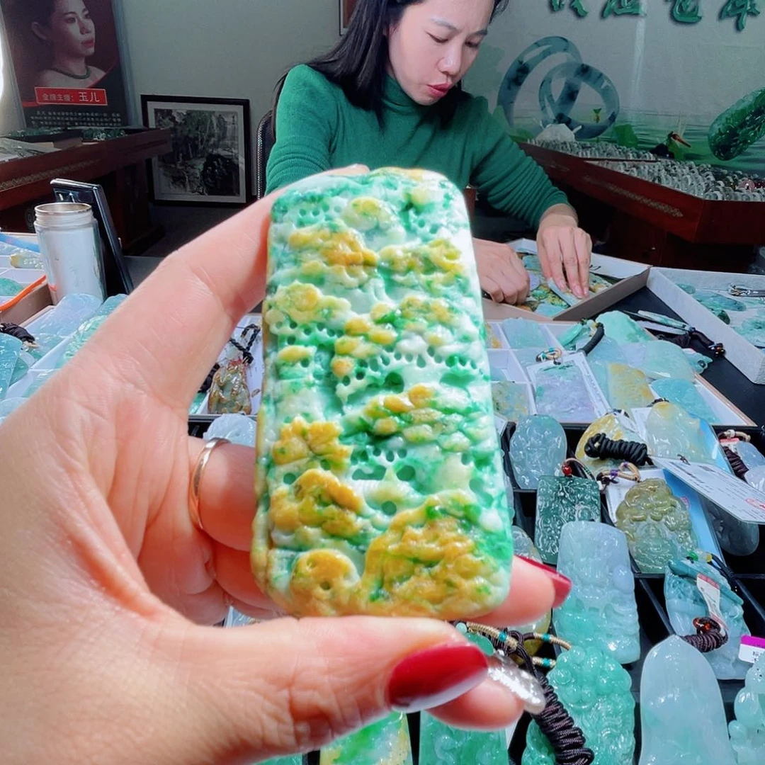 翡翠未镶嵌颈饰一个