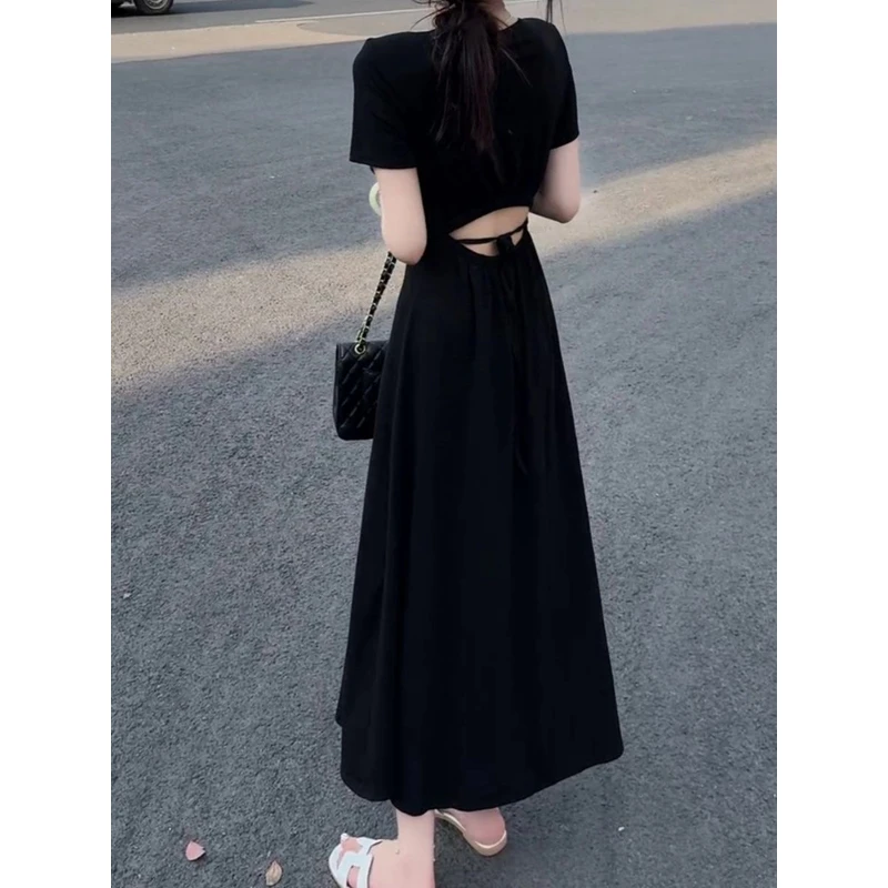 法式赫本风后背镂空收腰连衣裙女2025夏季新款时尚气质显瘦小黑裙