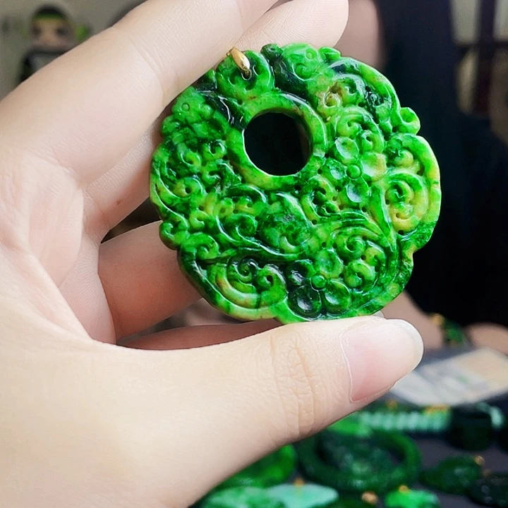 翡翠未镶嵌颈饰多样性