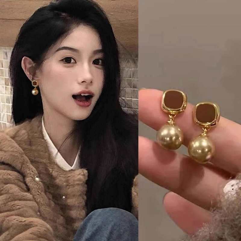 铜合金仿珍珠耳饰 复古网红同款咖色珍珠耳钉女设计高级新款耳饰