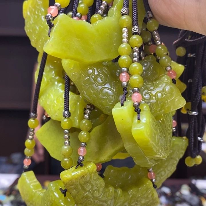 蛇纹石玉未镶嵌颈饰多样性发其一