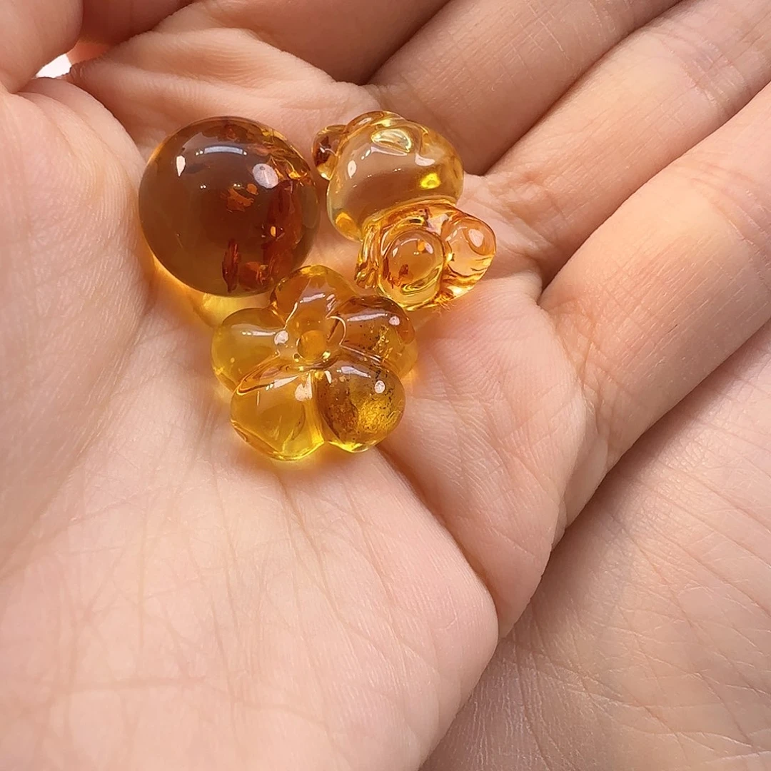 琥珀珠宝奇石未镶嵌念****?