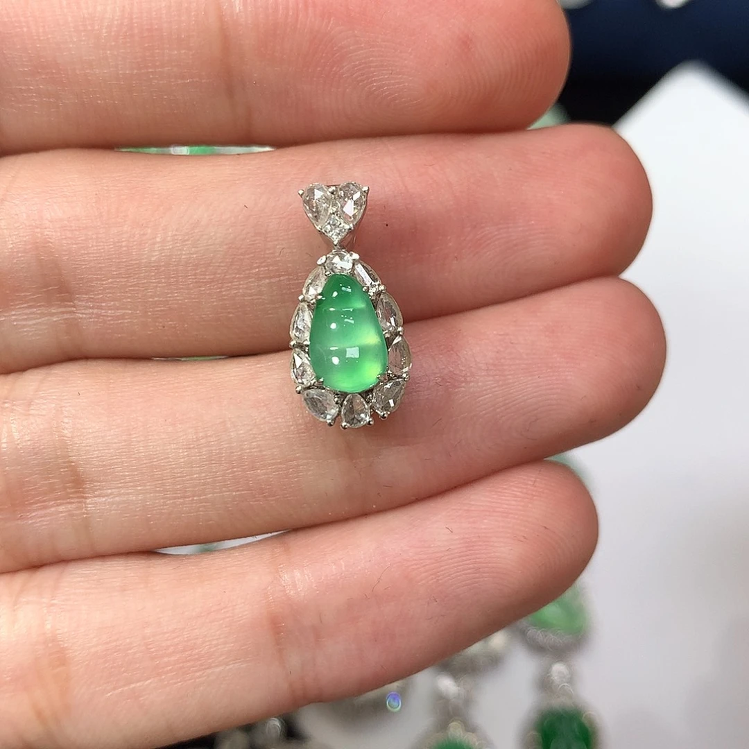 翡翠18K金镶嵌吊坠(不含链)飘绿豆子