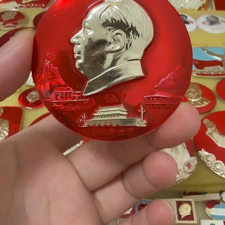 兵***心铝毛爷爷像章，万岁