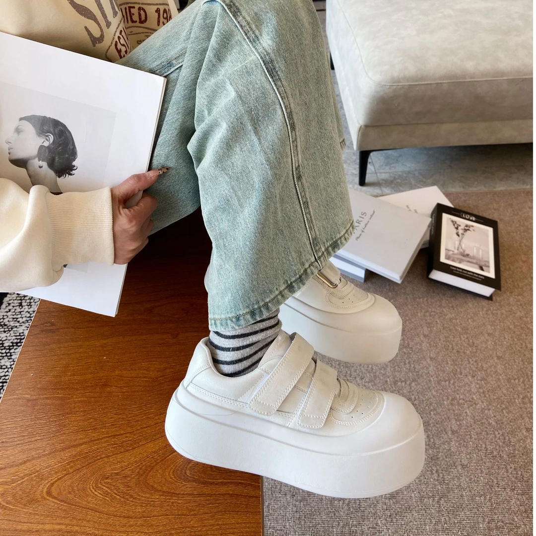 2025年春季新款圆头平底休闲运动鞋真皮牛皮魔术贴女鞋