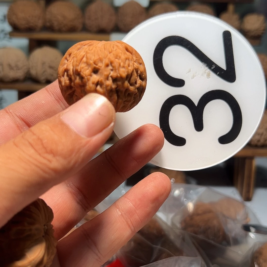 左****）文玩核桃，白色32号