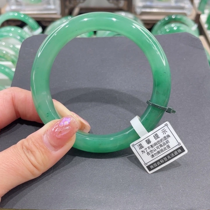 未镶嵌手镯石英质玉