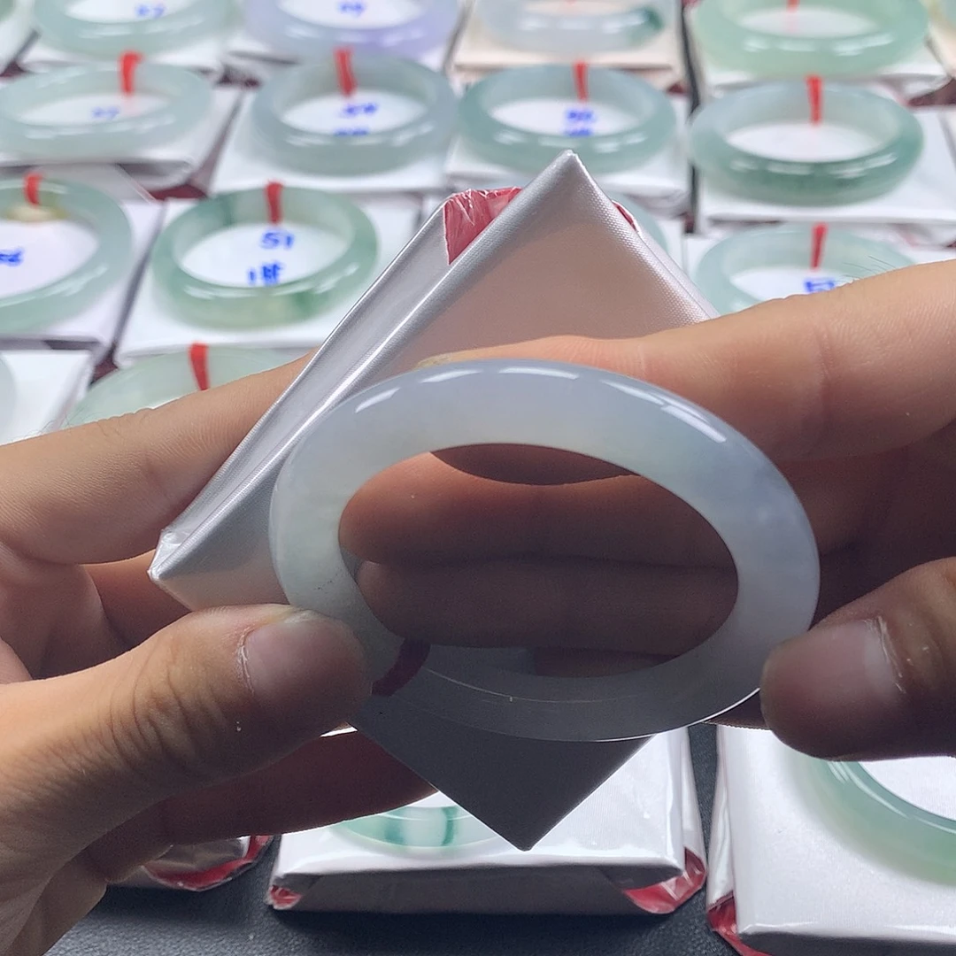 翡翠手镯未镶嵌翡翠