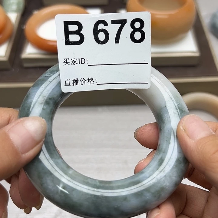 呐***m未镶嵌手镯石英岩玉