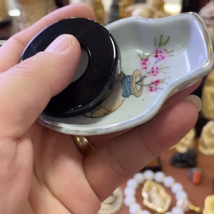 瓷片精致雕刻工艺精湛
