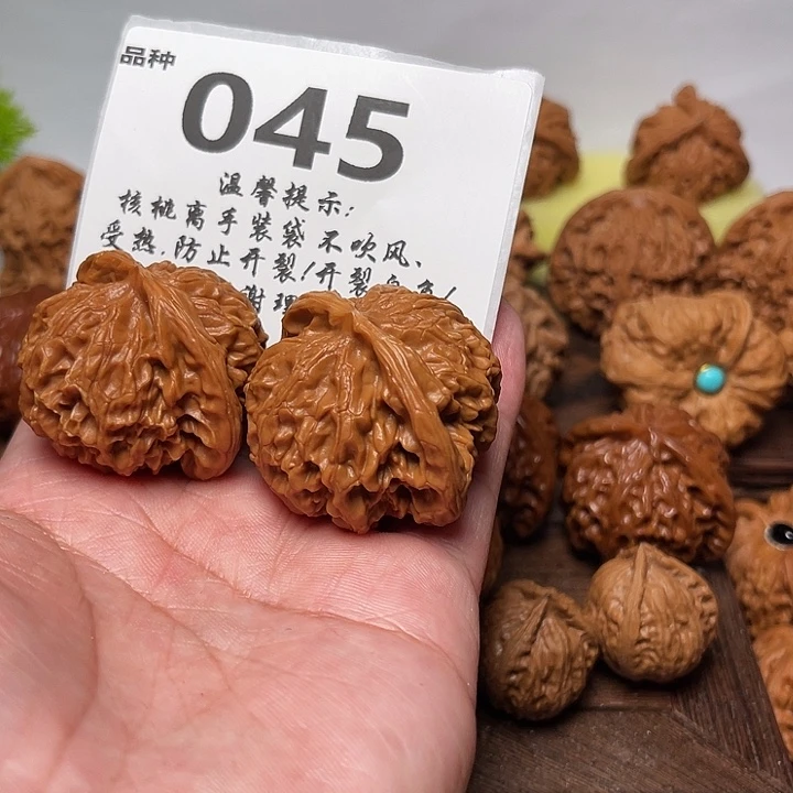 把件桃核宫灯。边42。 045