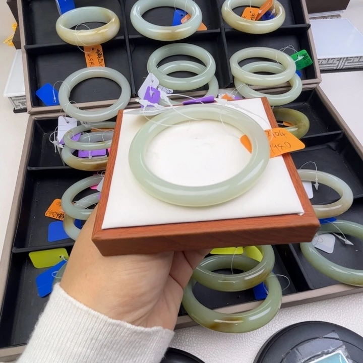 未镶嵌手镯和田玉七月