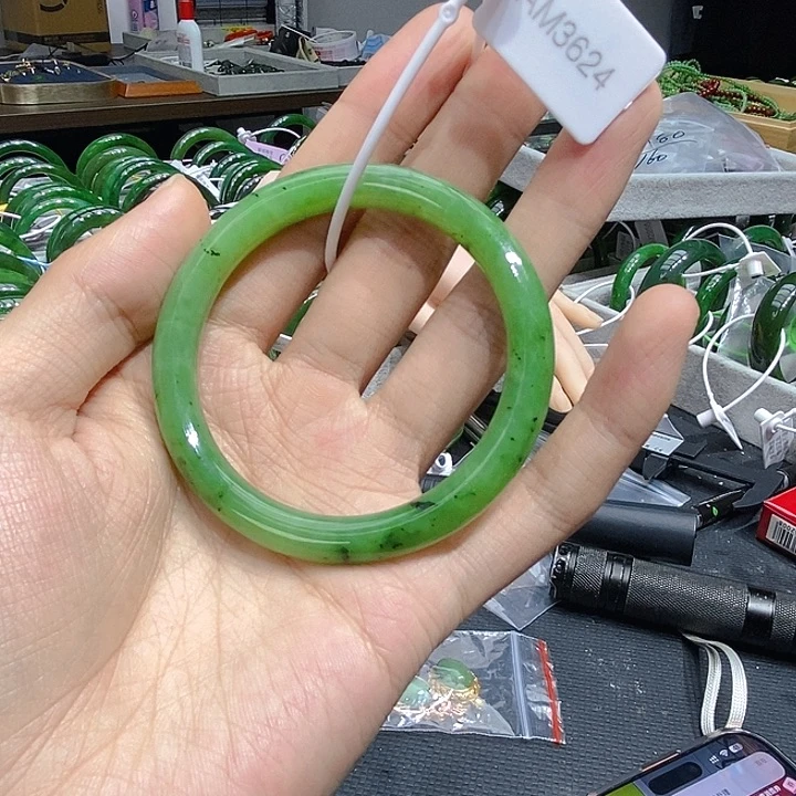 和田玉未镶嵌手镯