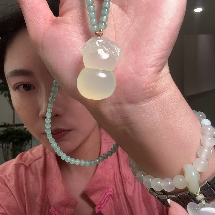 蛇纹石玉足银镶嵌颈饰