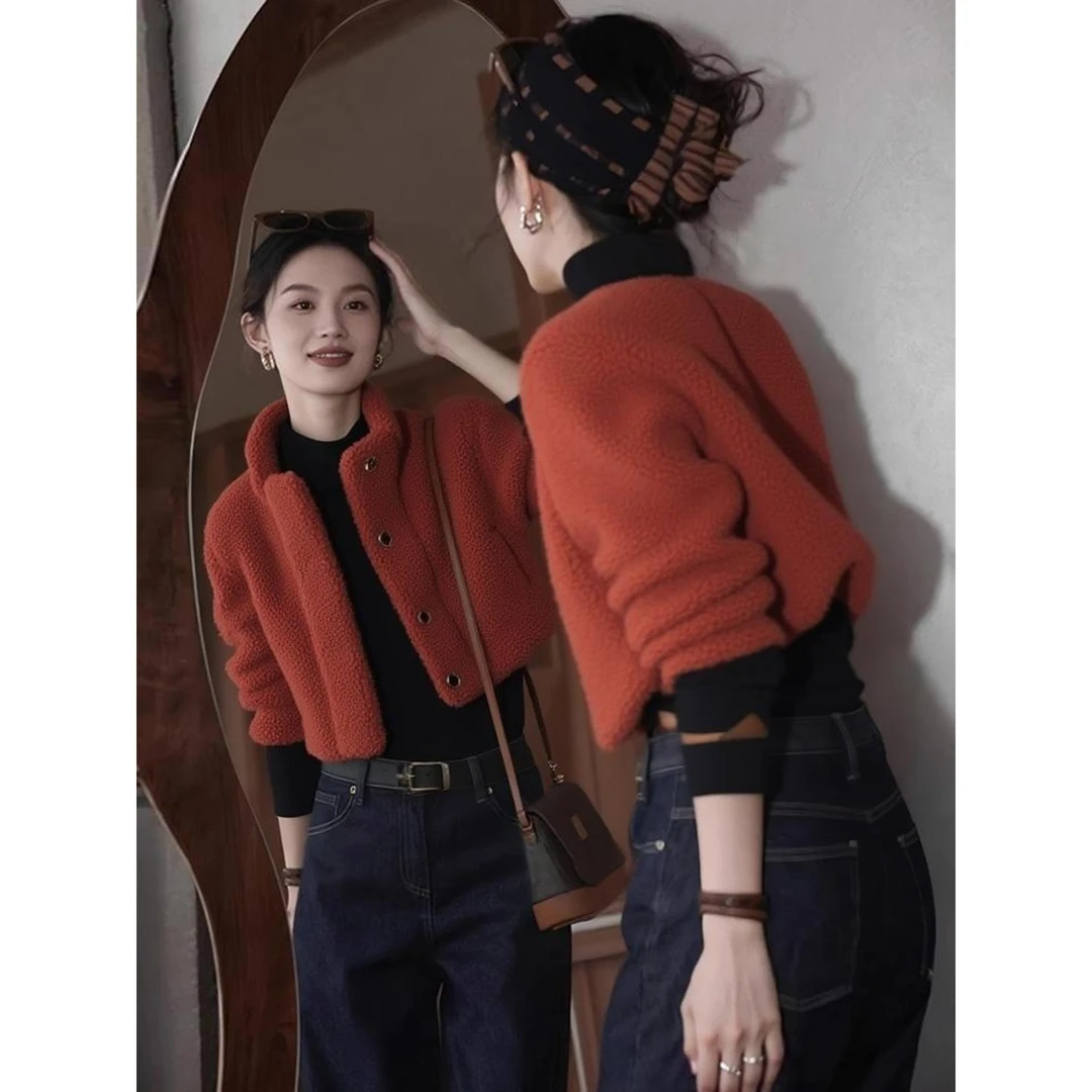 2025冬独特高级感超好看又酷又飒今年流行小香风红色羊羔毛外套女