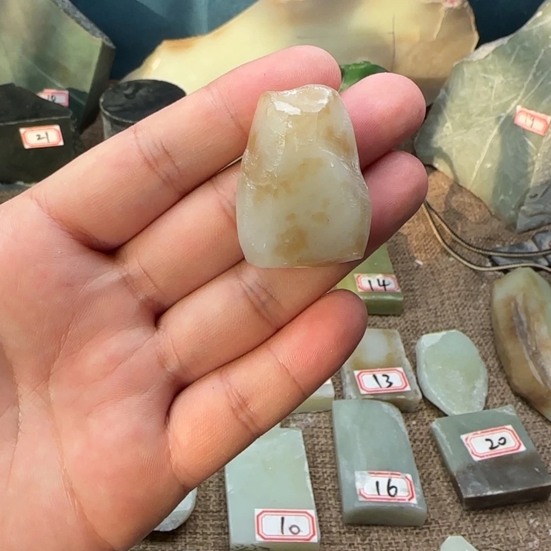 和田玉（糖玉）未镶嵌珠宝奇石