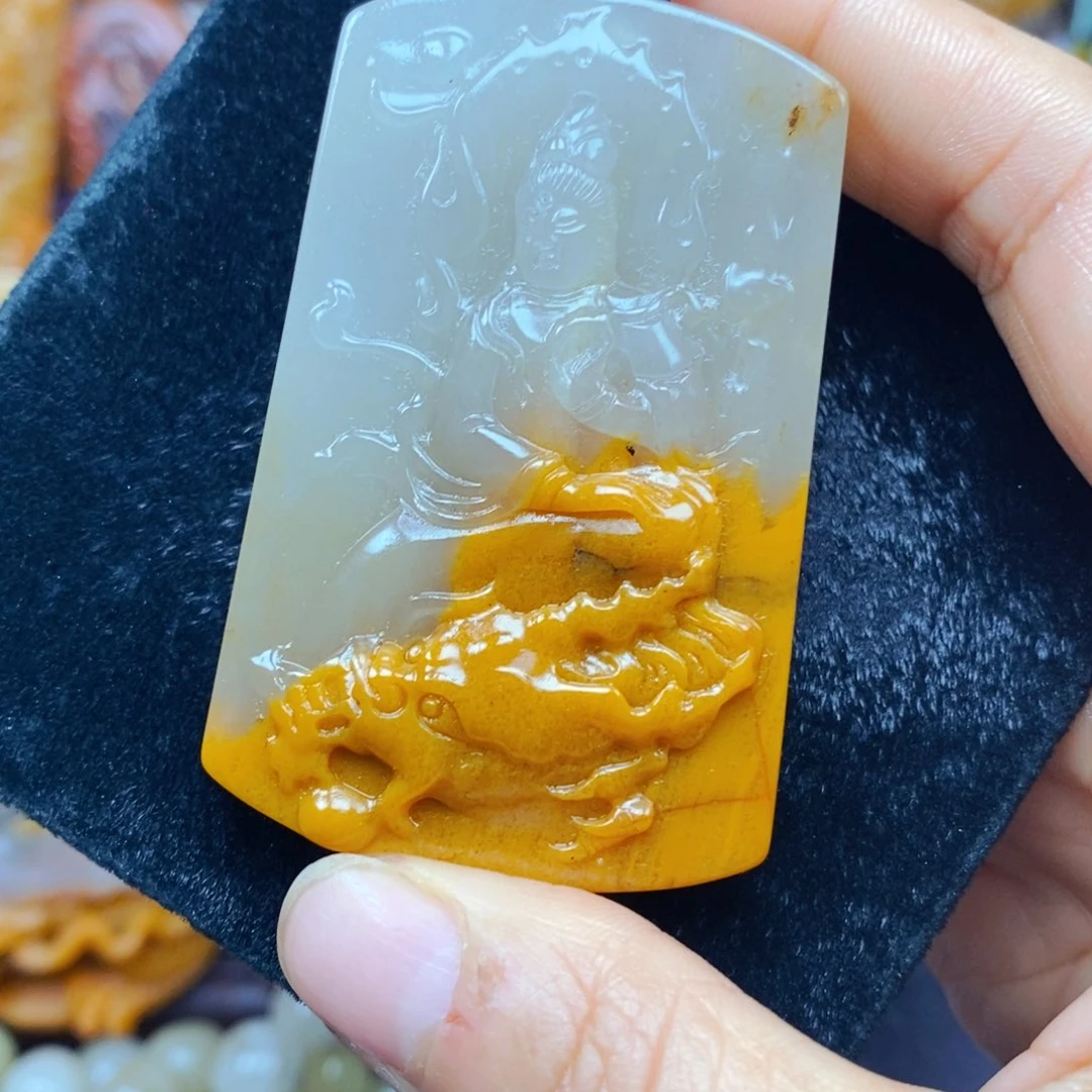 石英质玉（黄龙玉）未镶嵌颈饰