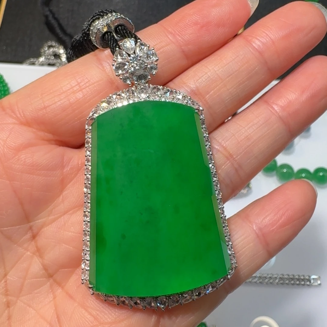 绾***丝翡翠18K金镶嵌颈饰