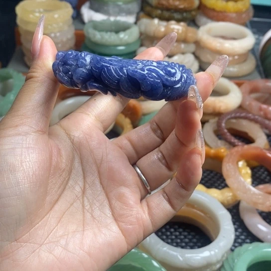 石英质玉未镶嵌雕花手镯