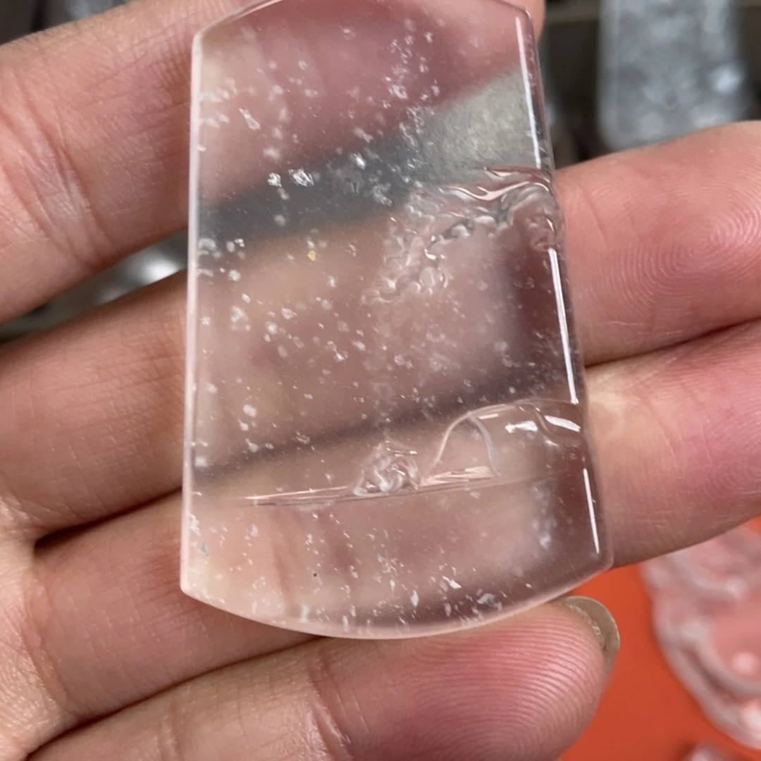 多***多石英质玉未镶嵌颈饰