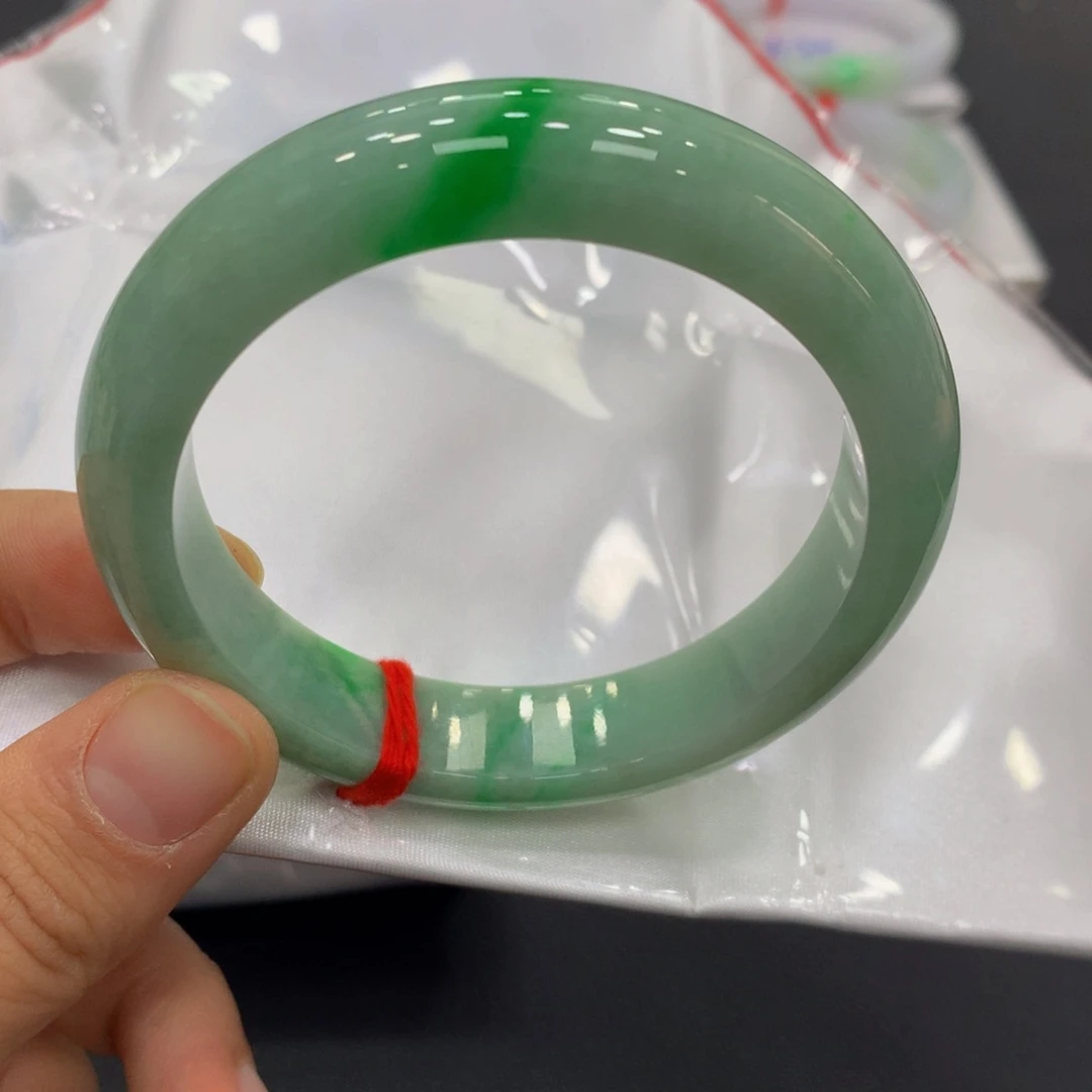 翡翠手镯未镶嵌翡翠