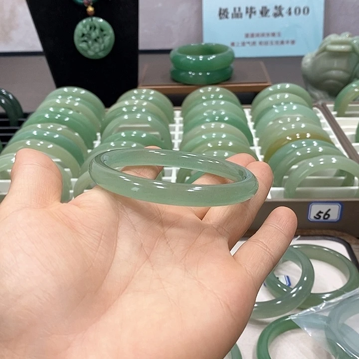 东陵石手镯（圆镯）未镶嵌抱*了