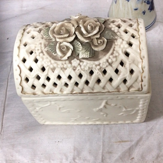 陶瓷白瓷盒子一个漂亮