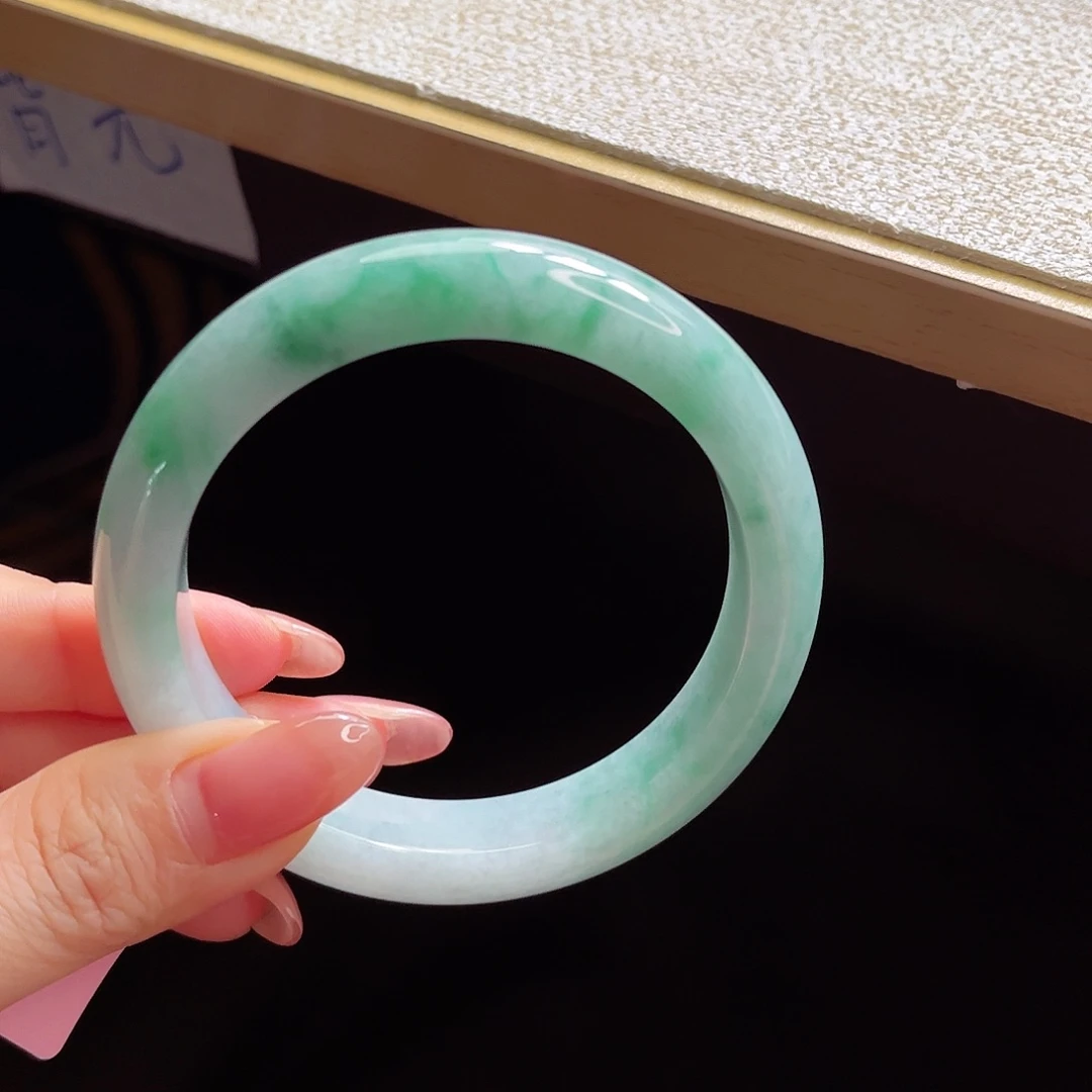 翡翠手镯未镶嵌手镯