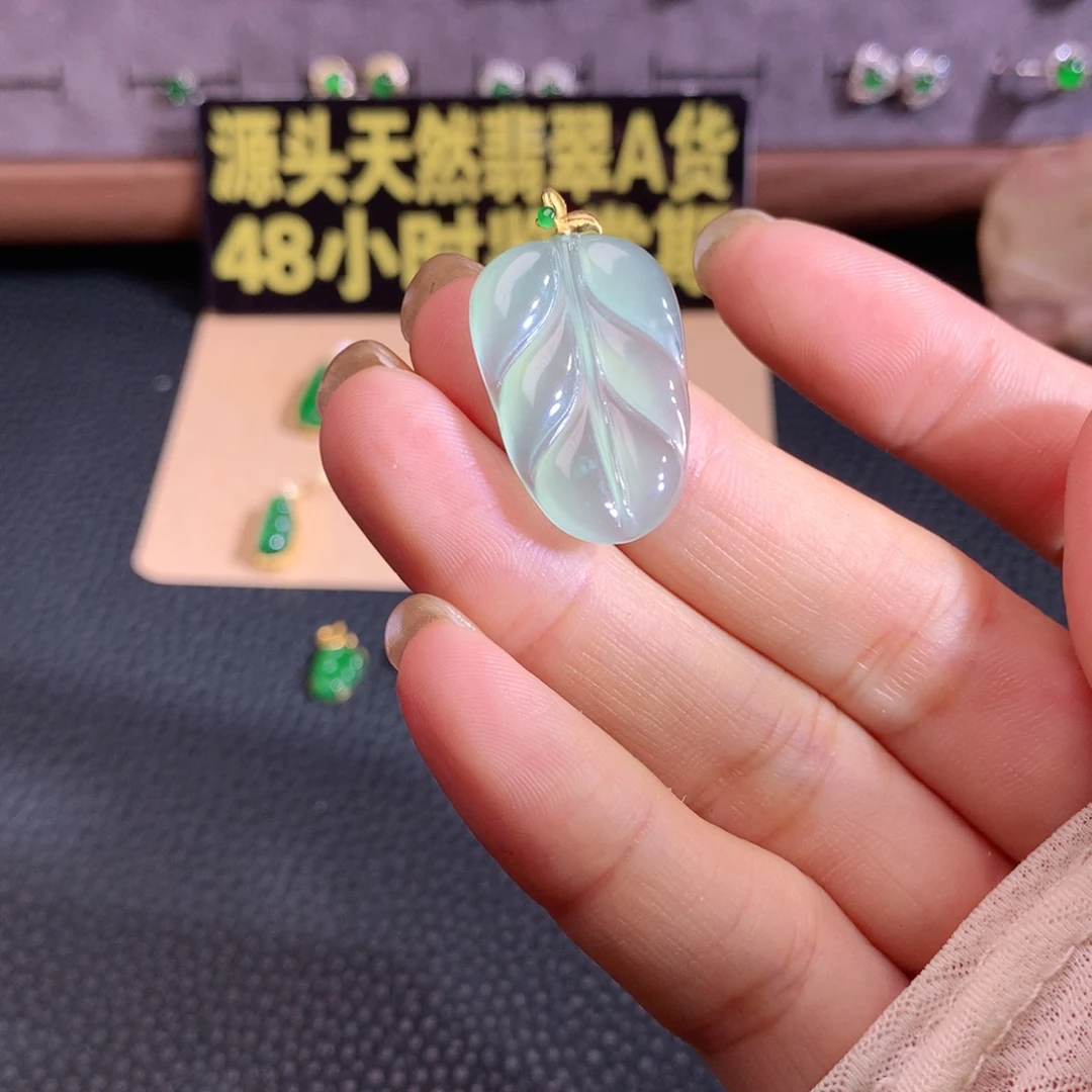 颈饰18K金镶嵌翡翠叶子