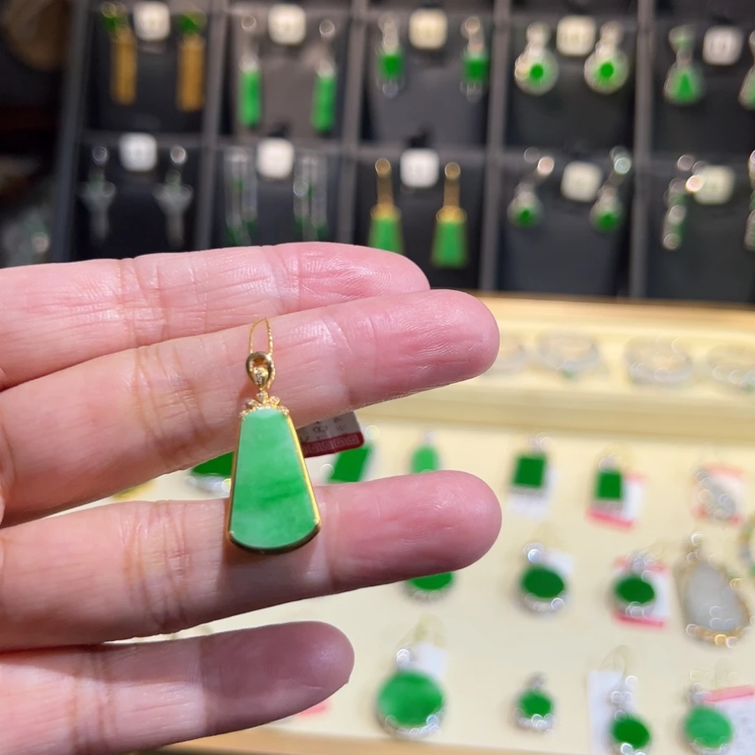 颈饰18K金镶嵌翡翠吊坠