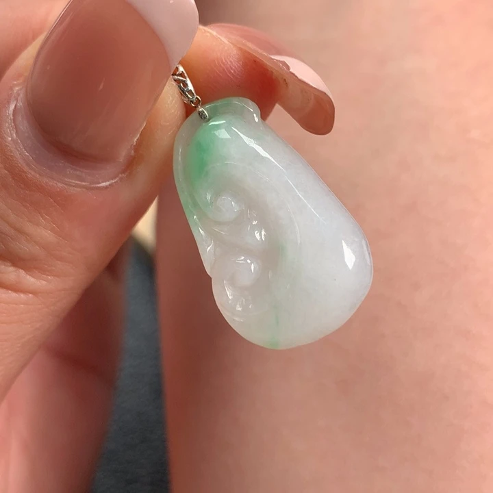 翡翠颈饰18K金镶嵌如意