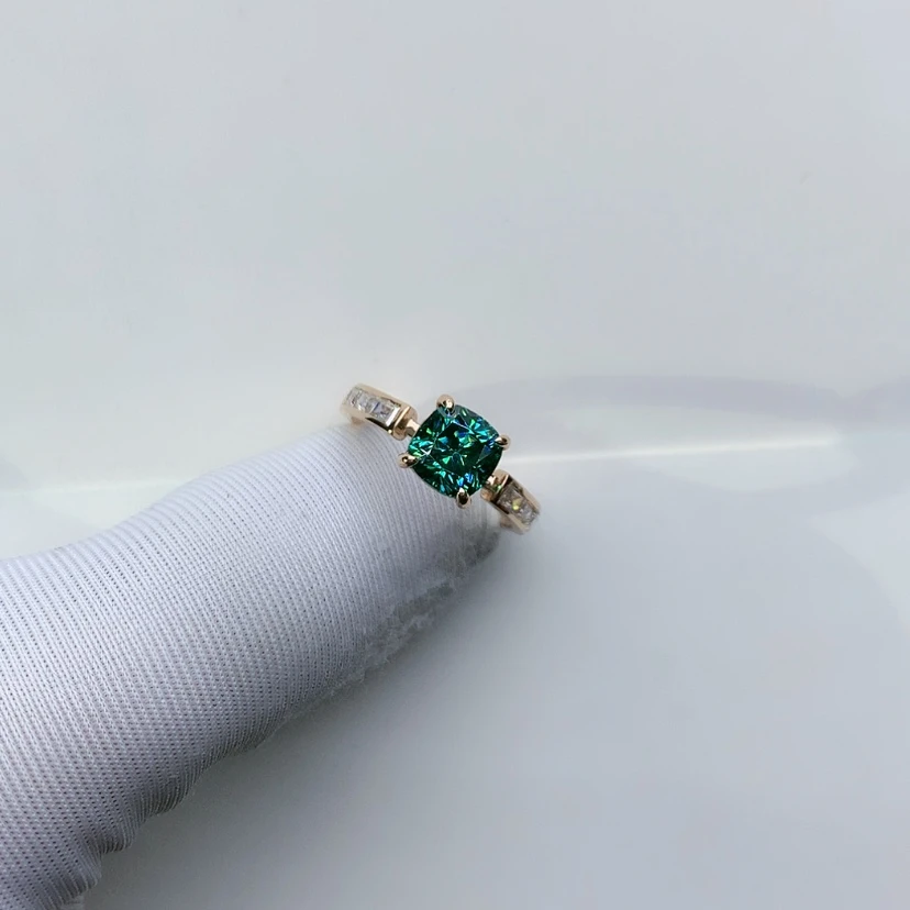 【闪购商品】合成碳硅石戒指/指环18K金镶嵌?***宝