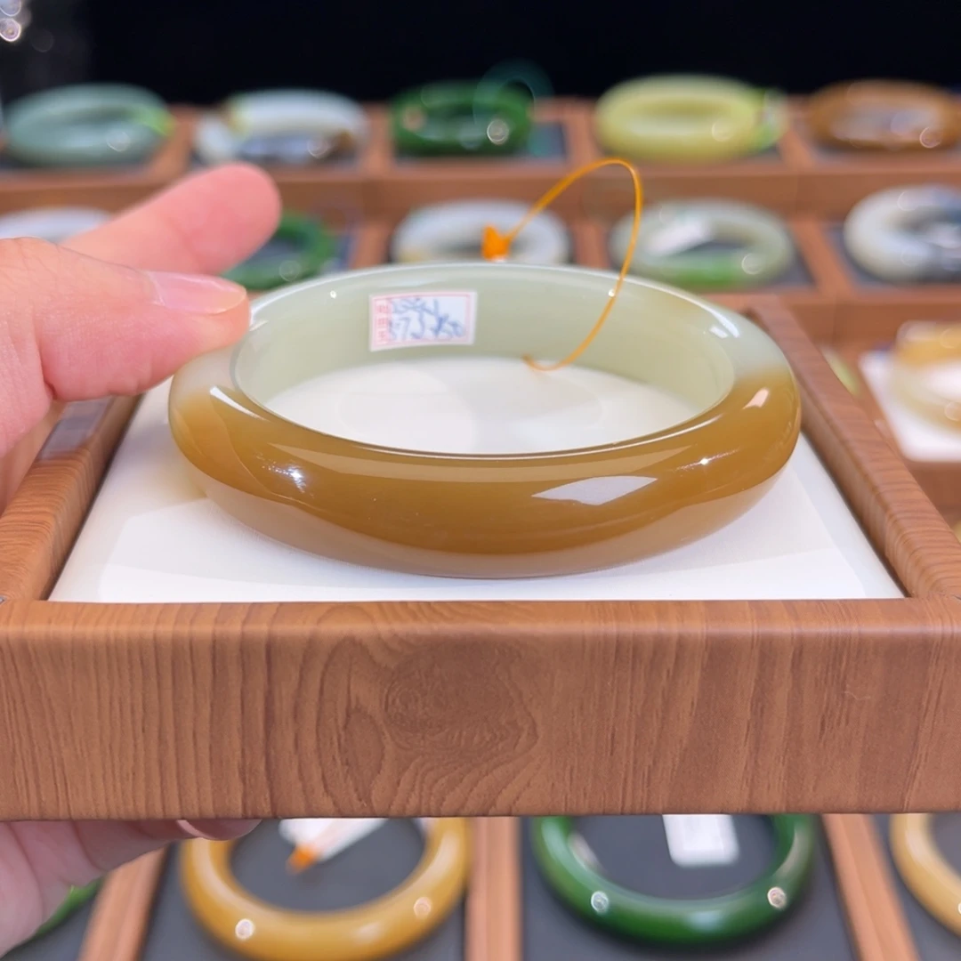 和田玉未镶嵌手镯半山水细料糖