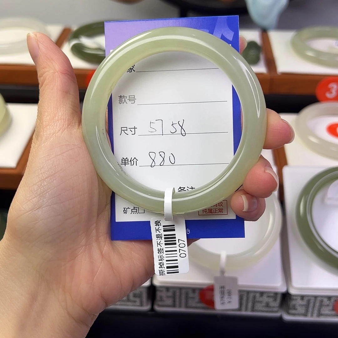 和田玉未镶嵌手镯