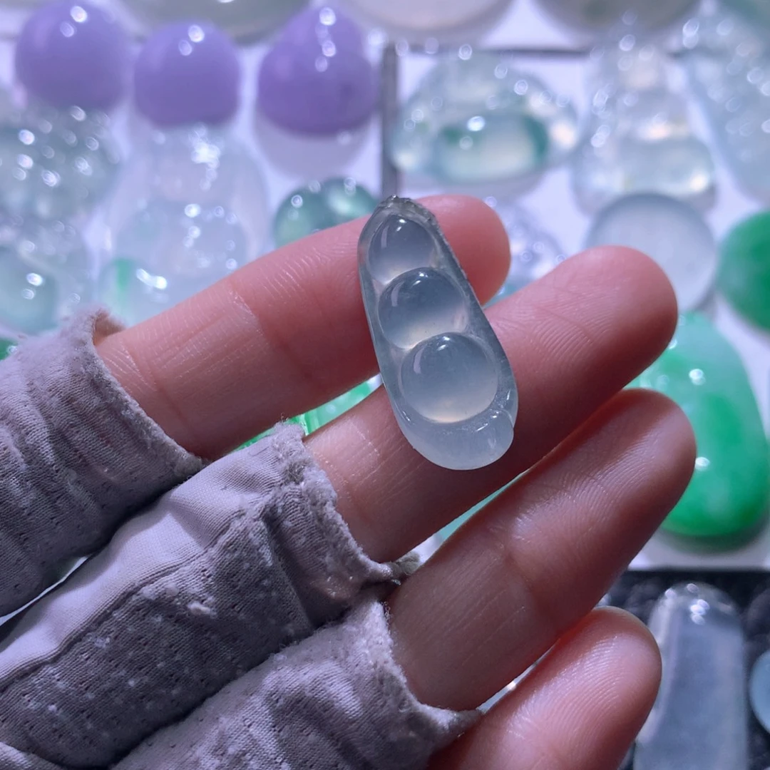 翡翠未镶嵌颈饰豆