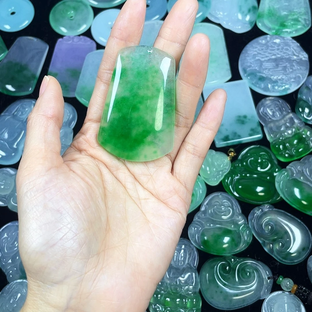 我***的翡翠未镶嵌颈饰吊坠