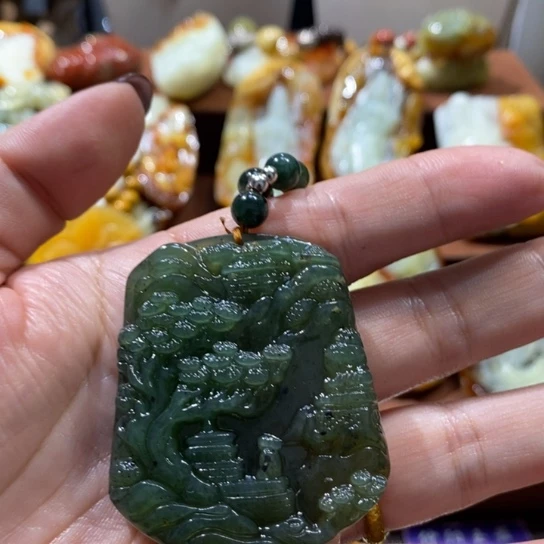 吉****蛇纹石玉未镶嵌颈饰