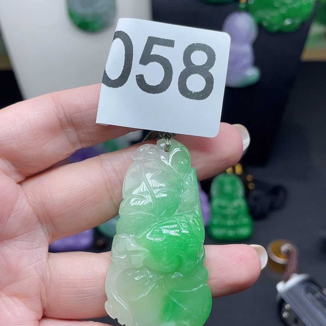 翡翠未镶嵌吊坠(赠链)