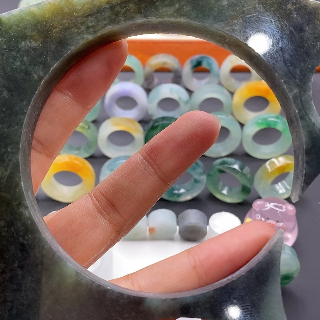 定制翡翠未镶嵌猪**事翡翠