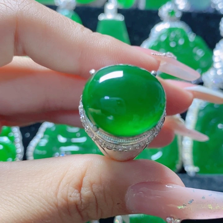 翡翠颈饰未镶嵌16。