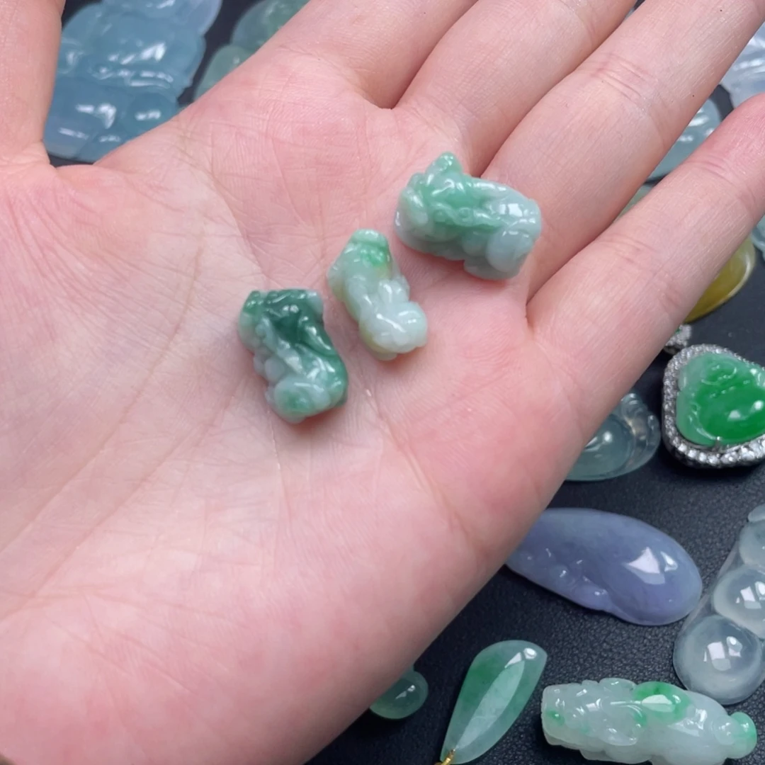 翡翠未镶嵌颈饰貔貅多样性发一