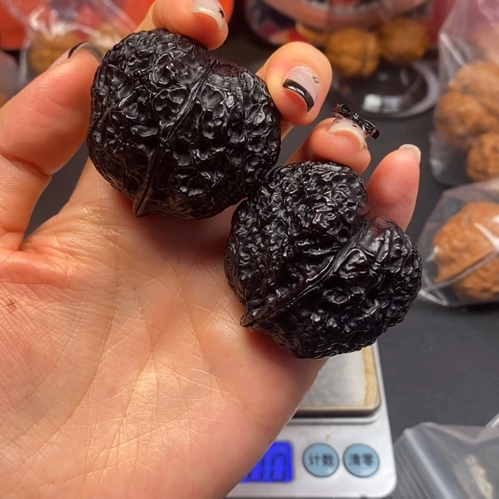 文玩核桃吊坠黑心