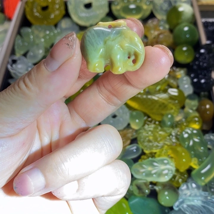 蛇纹石玉未镶嵌颈饰
