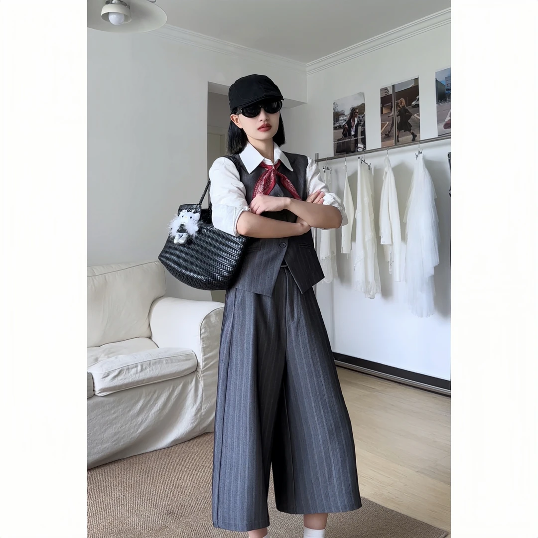 灰色条纹七分裤马甲套装女 | 西装面料挺括有型 | 极简通勤显瘦